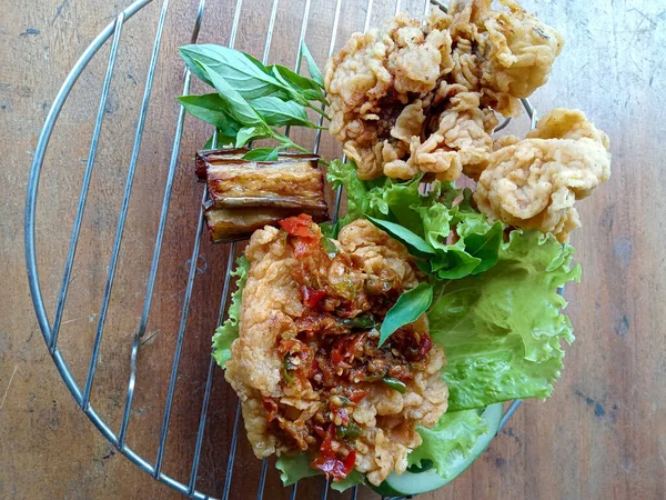 Foto Ayam Tepung Renyah Dengan Tema Tradisional Pada Daun Pisang — Stok Foto