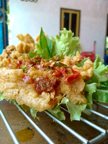 Foto Ayam Tepung Renyah Dengan Tema Tradisional Pada Daun Pisang — Stok Foto