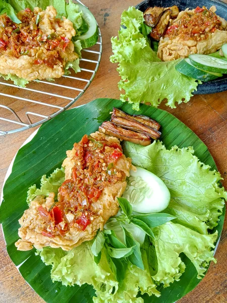 Foto Ayam Tepung Renyah Dengan Tema Tradisional Pada Daun Pisang — Stok Foto