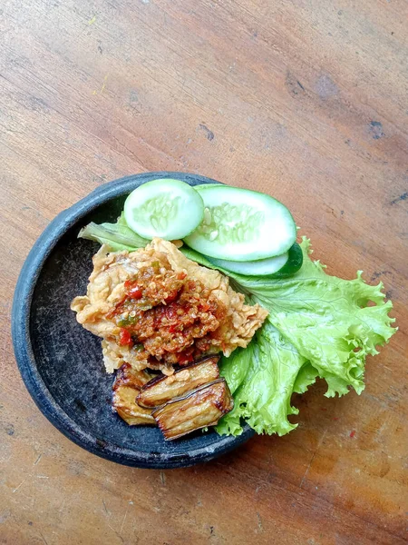 Foto Ayam Tepung Renyah Dengan Tema Tradisional Pada Daun Pisang — Stok Foto