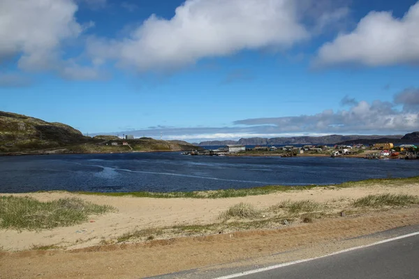 Widok Wioskę Teriberka Przeciwległego Brzegu Zatoka Morza Barentsa Piękny Krajobraz — Zdjęcie stockowe