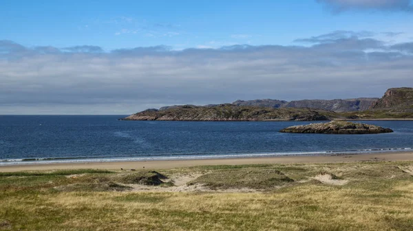 Belo Dia Verão Ensolarado Norte Água Azul Escura Baía Barents — Fotografia de Stock