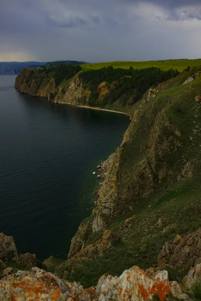 Clouds Gathering Steep Shores Olkhon Island Dark Water Lake Baikal — Stock Photo, Image