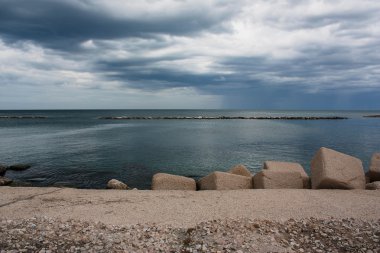 Yağmurlu bir gün denizde bari