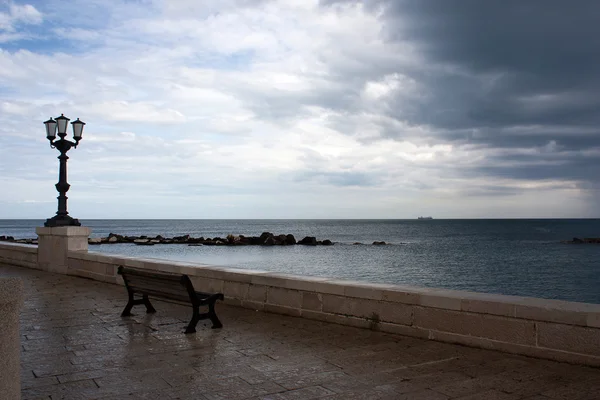 Un banc avec vue sur la mer — Photo