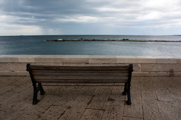 海を望むベンチ — ストック写真