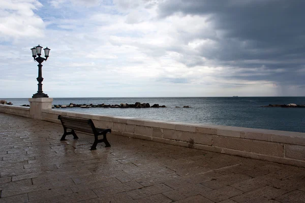 Eine Bank mit Blick auf das Meer — Stockfoto