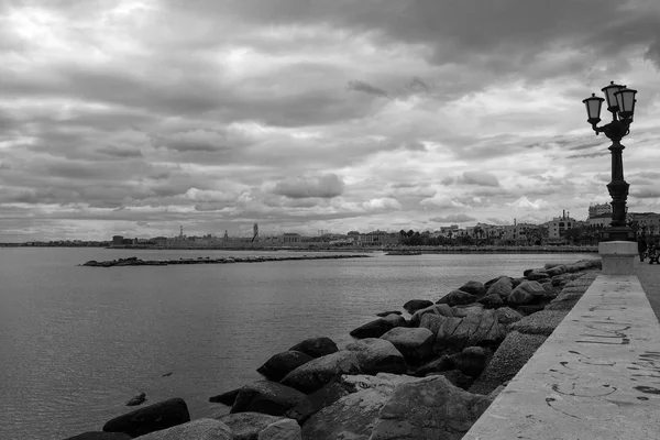 La mer par temps de pluie à Bari — Photo