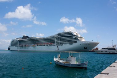 Cruise gemi Katakolonin bağlantı noktası Yunanistan
