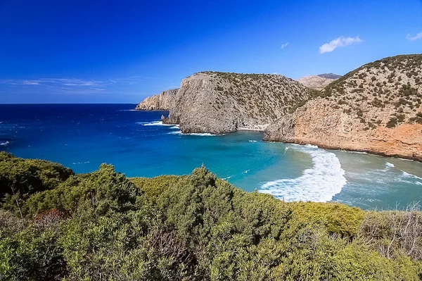 Vista sobre o mar na famosa praia Cala Domestica na Sardenha , — Fotografia de Stock