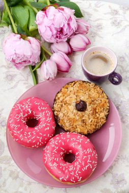 Bir fincan kahve, şeker ve masaya gül çiçek