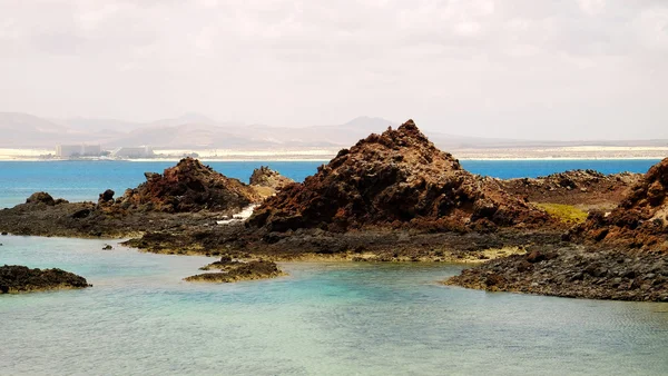 Un lagon et des roches volcaniques sur l'île de Lobos . — Photo