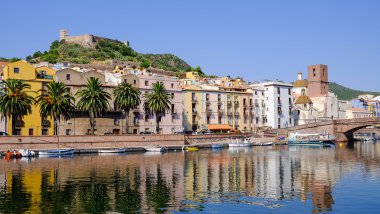 Bölge Sa Costa, nehir Temo ve kale Malaspina Bosa içinde, 