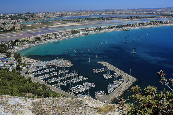 Вид на пляж Poetto в Кальяри
