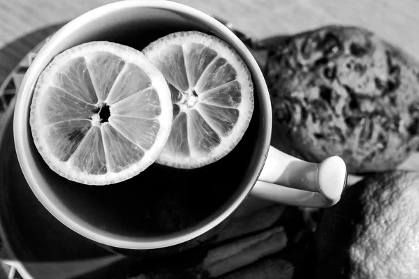 A cup of tea with lemon pieces - black and white. — Stock Photo, Image