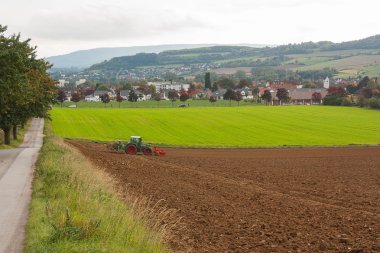 Bir tarım Peyzaj toprak sürme traktör ile.