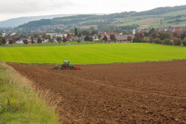 Bir tarım Peyzaj toprak sürme traktör ile.