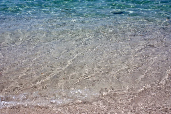 Un'onda di cristallo che si muove sulla spiaggia di Is Arutas . — Foto Stock