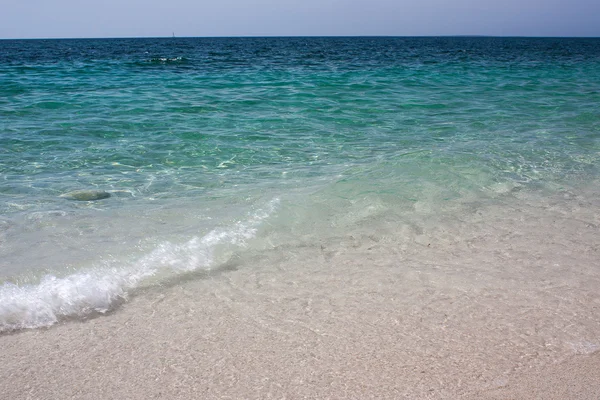 Onda acritica in movimento sulla spiaggia di Is Arutas . — Foto Stock