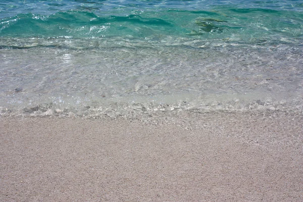 Кристаллическая волна движется по пляжу Is Arutas . — стоковое фото