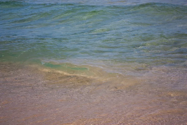 Морские волны движутся по пляжу . — стоковое фото