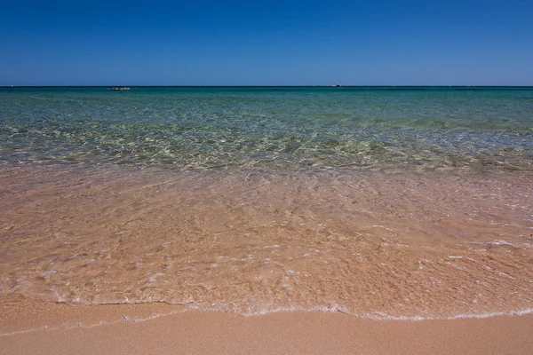 Água do mar de cristal em Pinus Village, Sardenha . — Fotografia de Stock