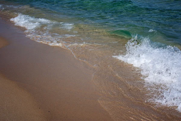 Ondas do mar se movendo na praia de areia . — Fotografia de Stock