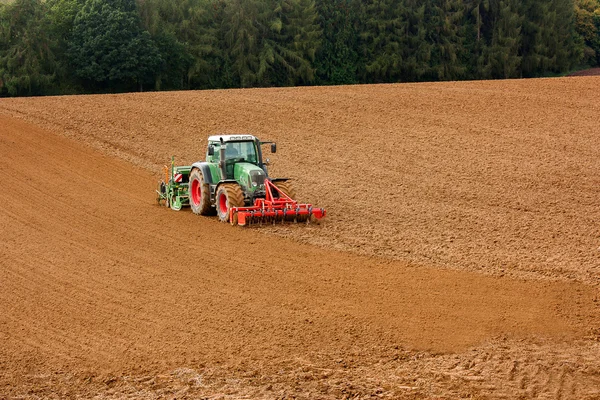 Трактор вспахивает почву . — стоковое фото