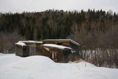 Dağlardaki küçük ahşap ahır