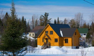 Quebec kışında güneşli bir günde tipik bir Kanada evi.