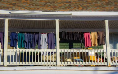 Eski evin balkonunda kurutulacak giysiler.