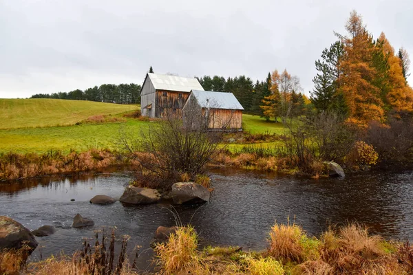 Kleine Houten Huisjes Bij Rivier — Stockfoto