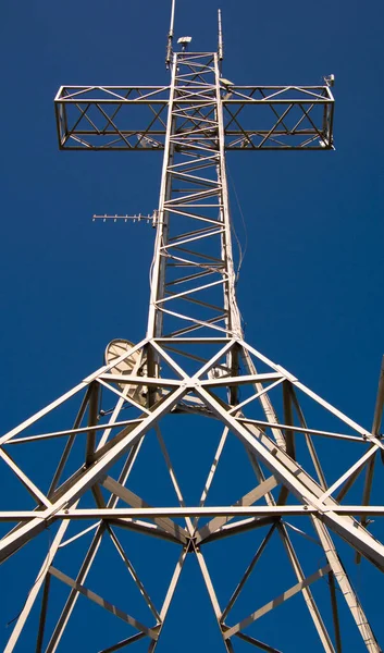 Torre Alto Voltaje Sobre Fondo Azul Del Cielo —  Fotos de Stock