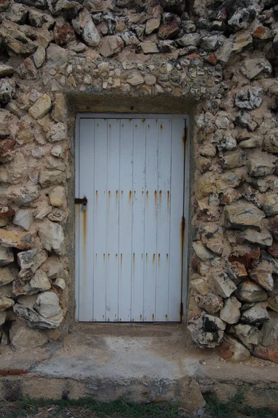 古い錆びた金属製のドア — ストック写真