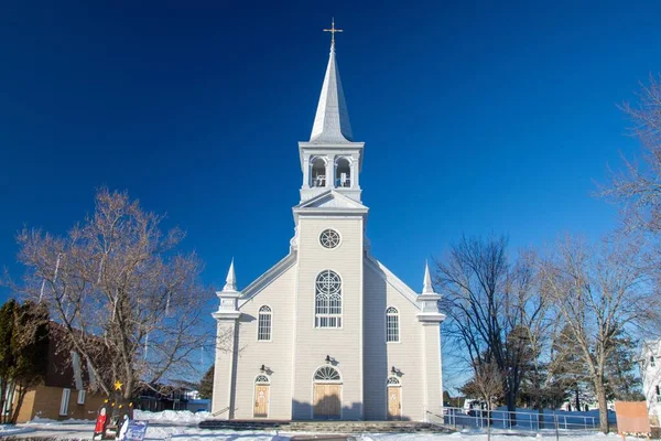 Mooie Witte Kerk Het Dorp — Stockfoto