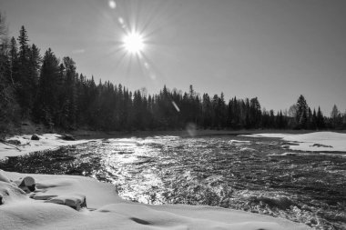 Quebec 'teki Kanada kışlarında buzlu nehir.