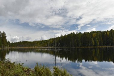 Dağlardaki güzel göl