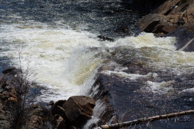 Nehirde küçük güzel bir şelale