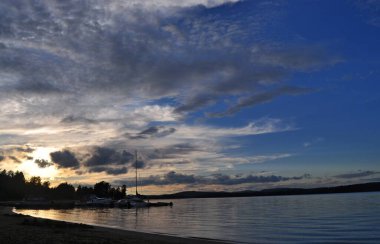 Denizi güzel parlak gün batımı