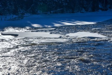 Quebec 'teki Kanada kışlarında buzlu nehir.