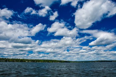 Bulutları ve mavi gölü olan güzel bir manzara