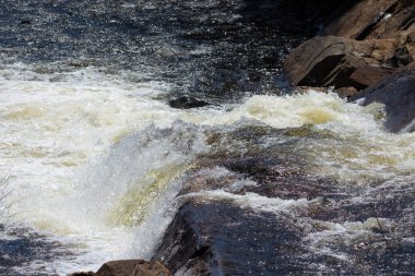 Dağlardaki hızlı nehir, manzarayı kapat.