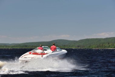 Kanada, Quebec 'teki güzel Taurus Gölü' ndeki tekne.
