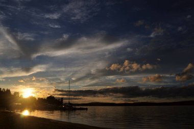 Denizi güzel parlak gün batımı
