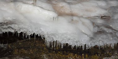 İlkbaharda Kanada nehrinde akan suyun yanında buz