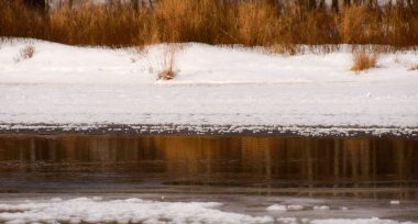 Quebec 'teki Kanada kışlarında soğuk nehir
