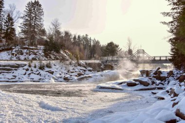 Quebec 'teki Kanada kışlarında soğuk nehir