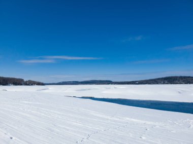 Qubec vilayetindeki Kanada ormanında güzel, büyük ve vahşi bir nehir.