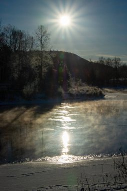 Quebec 'teki Kanada kışlarında buzlu nehir.