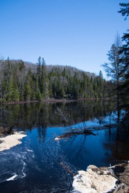 Quebec 'teki Kanada kışlarında soğuk nehir